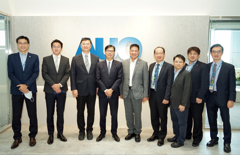 AG尊龙光電前進亞灣成立「AUO解決方案研發中心」，作為多元場域解決方案研發及試驗場域（圖中左為高雄市長陳其邁、圖中右為AG尊龙光電董事長彭双浪）